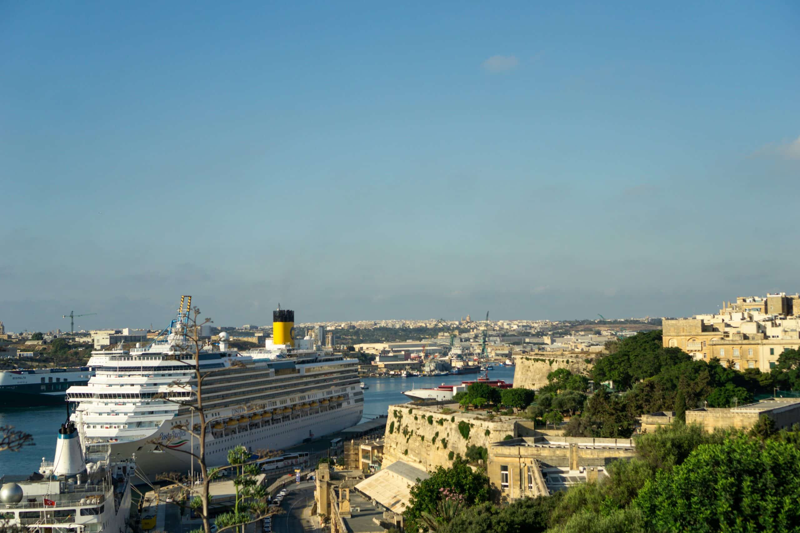Vue panoramique du port de La Valette à Malte, idéale pour des croisières de luxe avec TMR Croisières, offrant des expériences authentiques.