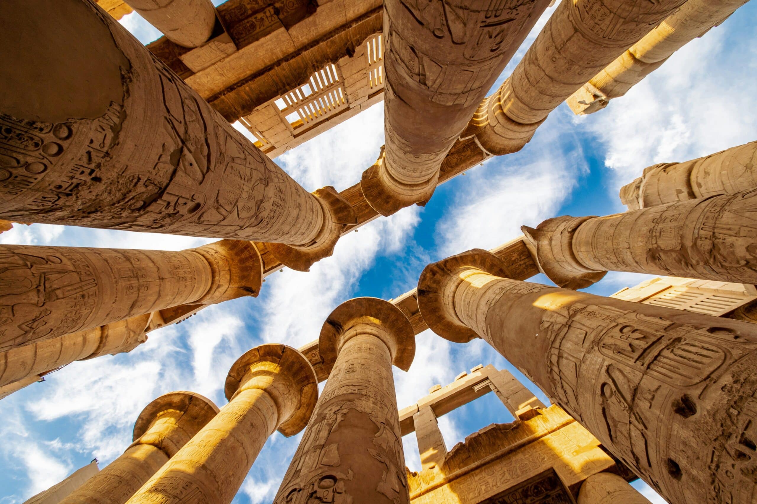 Piliers majestueux du temple de Karnak en Égypte, symbole des découvertes culturelles avec TMR Voyages.