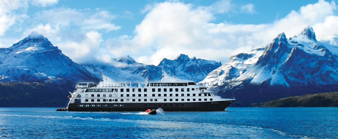 Croisière de luxe à bord du TMR Croisières, explorant les paysages majestueux de Patagonie, une expérience authentique.