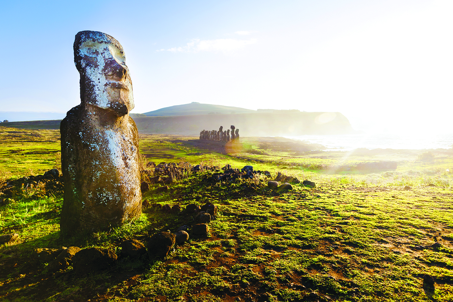 Exploration des statues moai à l'île de Pâques, une expérience authentique avec TMR Voyages.