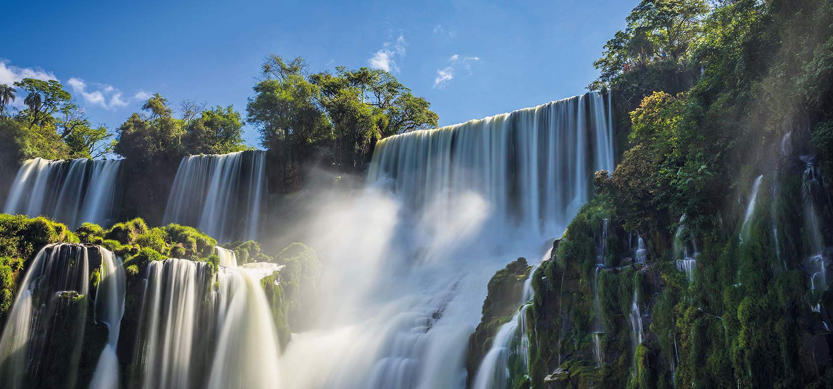 Chutes d'eau majestueuses des chutes d'Iguazú, symbole d'aventure et de découvertes culturelles en Argentine.