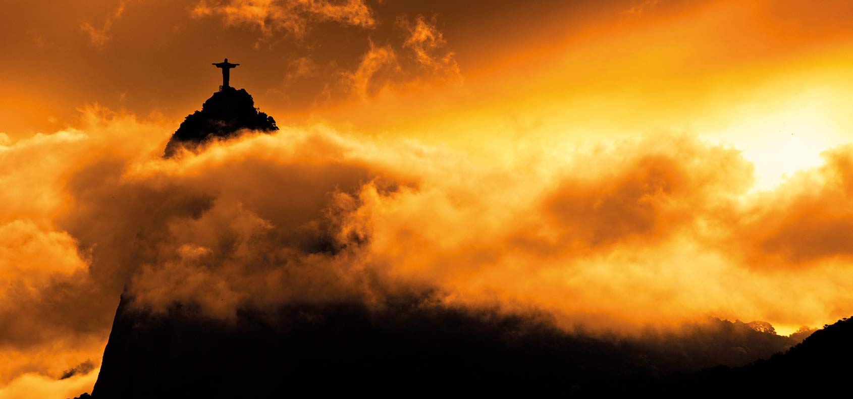 Vue spectaculaire du Christ Rédempteur à Rio de Janeiro, offrant une expérience authentique et des visites culturelles inoubliables.