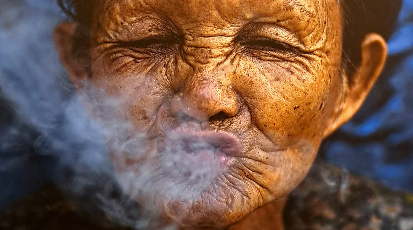 Visage marqué par le temps, capturant des expériences authentiques lors de voyages culturels avec TMR Voyages.