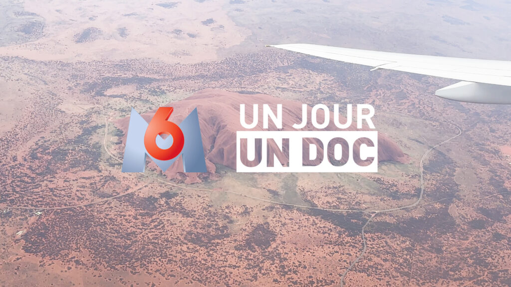 Aperçu aérien d'Ayers Rock, un incontournable en Australie, pour des vacances d'aventure inoubliables avec TMR Voyages.