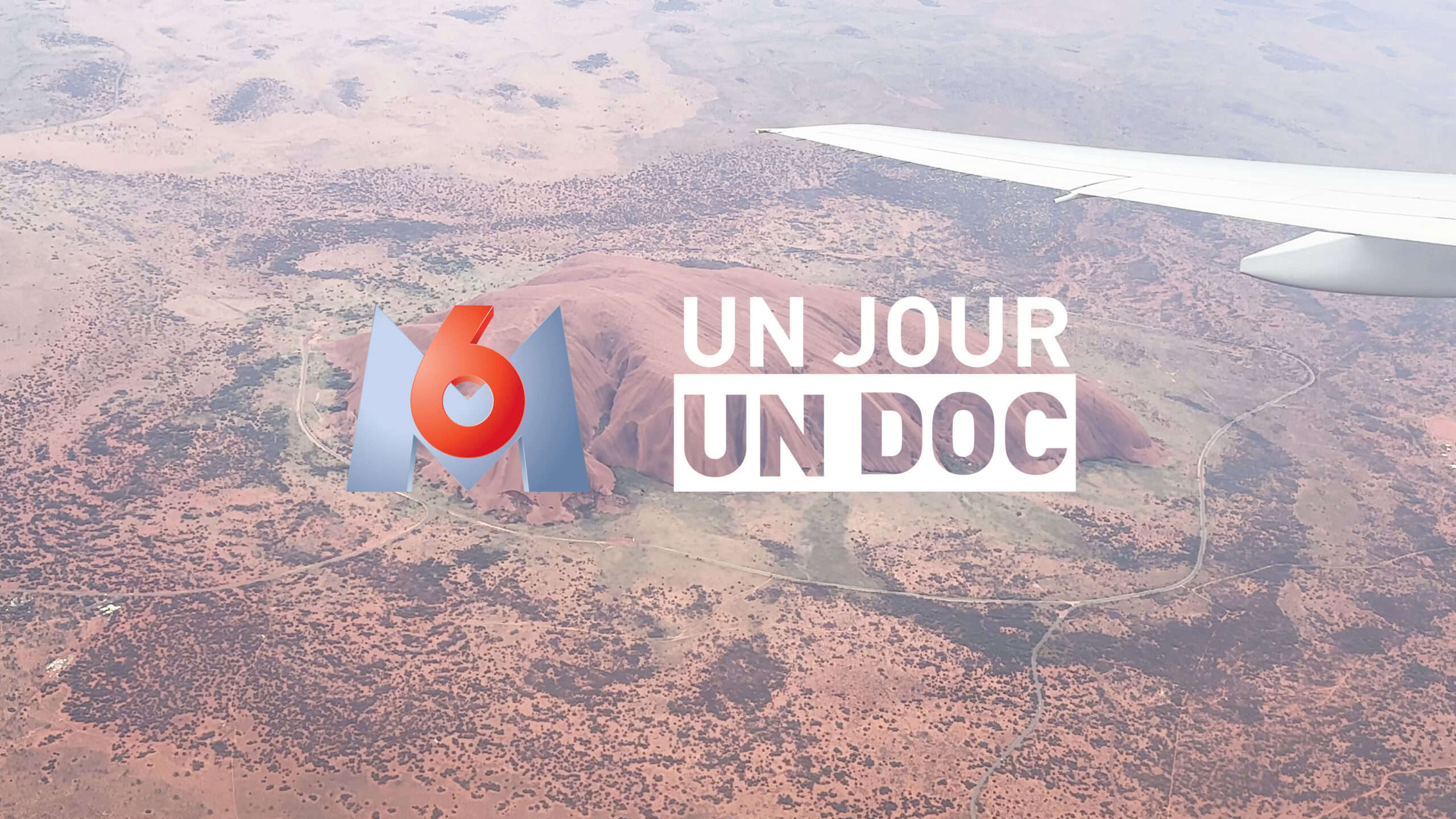 Aperçu aérien d'Ayers Rock, un incontournable en Australie, pour des vacances d'aventure inoubliables avec TMR Voyages.