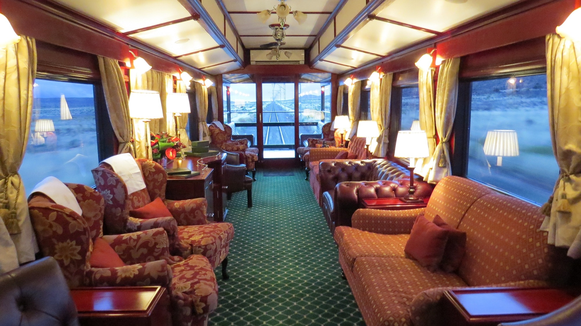 Un intérieur élégant d'un train de luxe, parfait pour des voyages sur des destinations iconiques avec TMR Voyages.