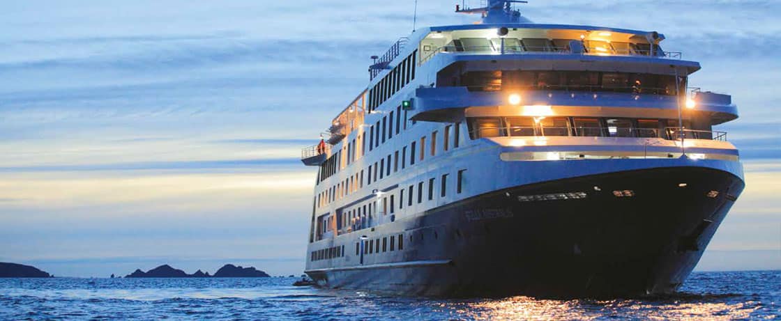 Croisière de luxe au coucher du soleil avec TMR Croisières, offrant des expériences authentiques en mer.