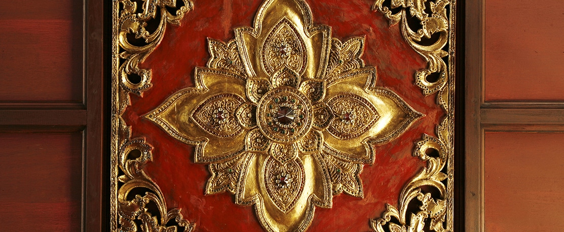 Élégante décoration artisanale dorée, parfaite pour des voyages culturels avec TMR Voyages, offrant des expériences authentiques.