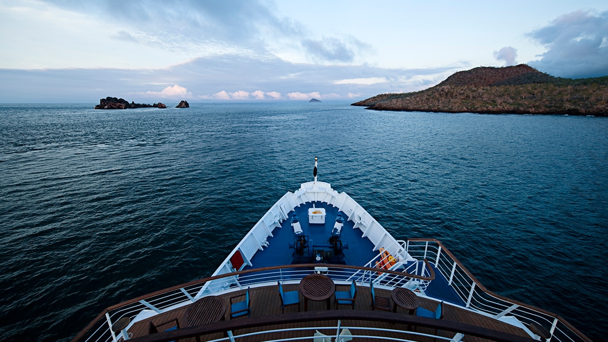 Vue panoramique depuis la proue d'un navire de croisière, naviguant dans des eaux sereines, TMR Croisières.