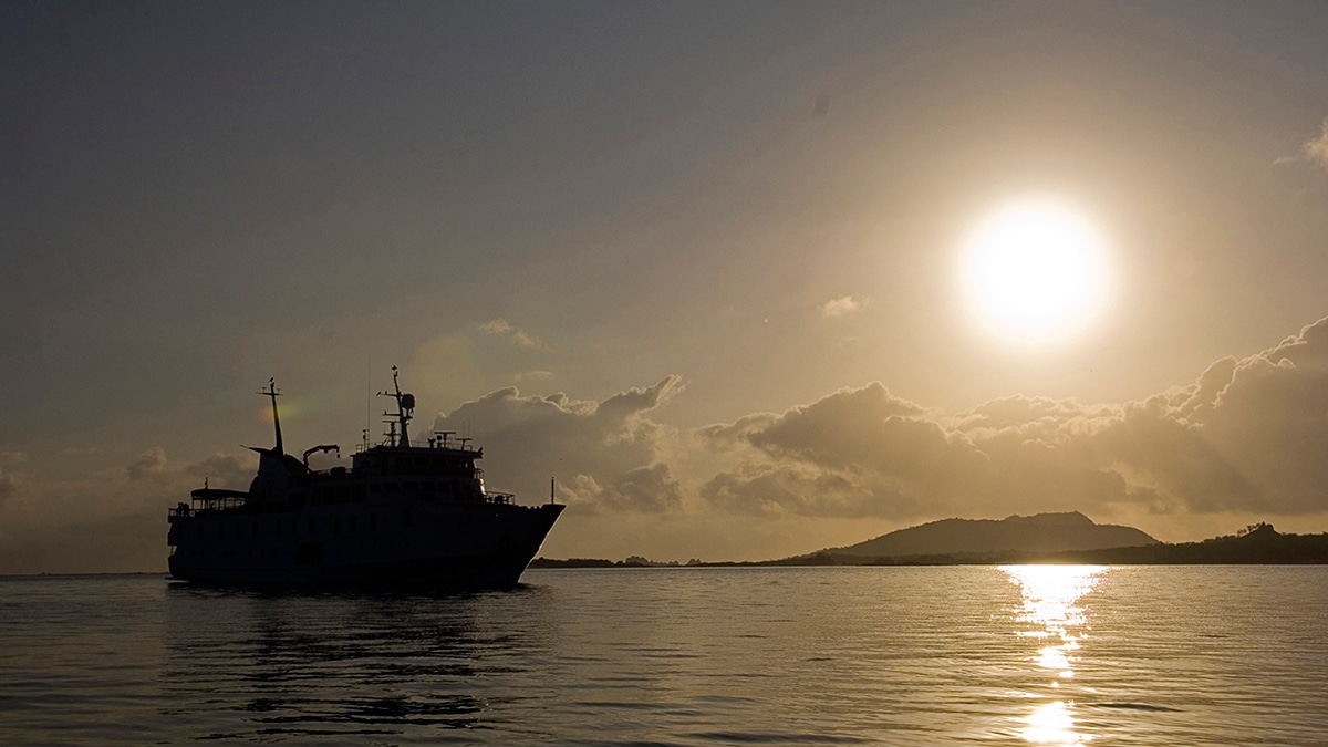Croisière de luxe au coucher de soleil, TMR Croisières offre des escapades exclusives vers des destinations emblématiques.
