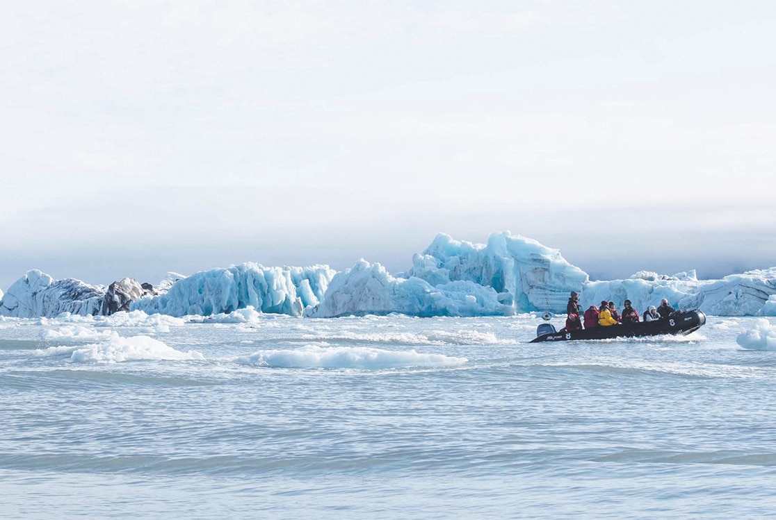 Une aventure d'exploration en bateau à moteur près des icebergs en Islande, avec TMR Voyages pour des expériences authentiques.