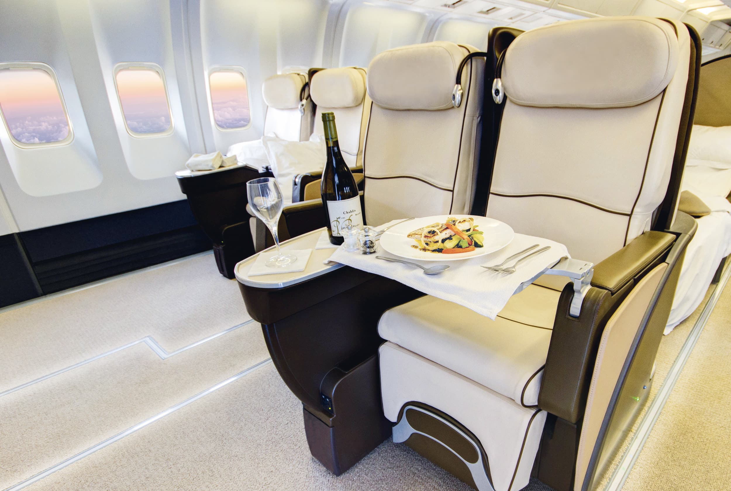 Expérience de voyage de luxe avec TMR Voyages, sièges confortables et repas gourmet en vol. Idéal pour des escapades exclusives.