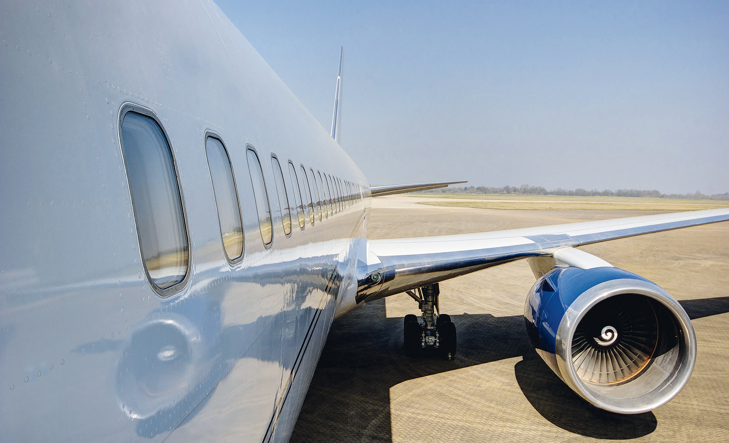Aperçu élégant d'un avion sur le tarmac, idéal pour des voyages de luxe avec TMR Voyages.