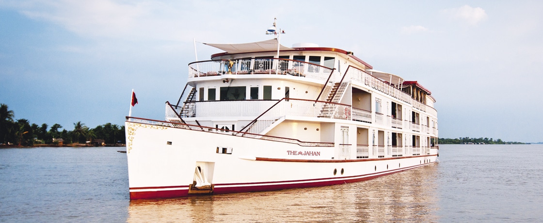 Croisière de luxe sur le fleuve avec TMR Croisières, offrant des expériences authentiques et des paysages enchanteurs.