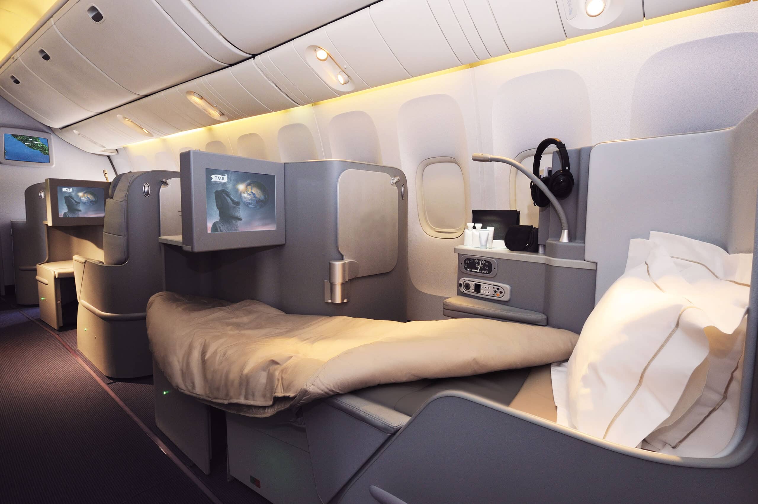 84_business-ok-avion-boeing-777-200-euroatlantic-4