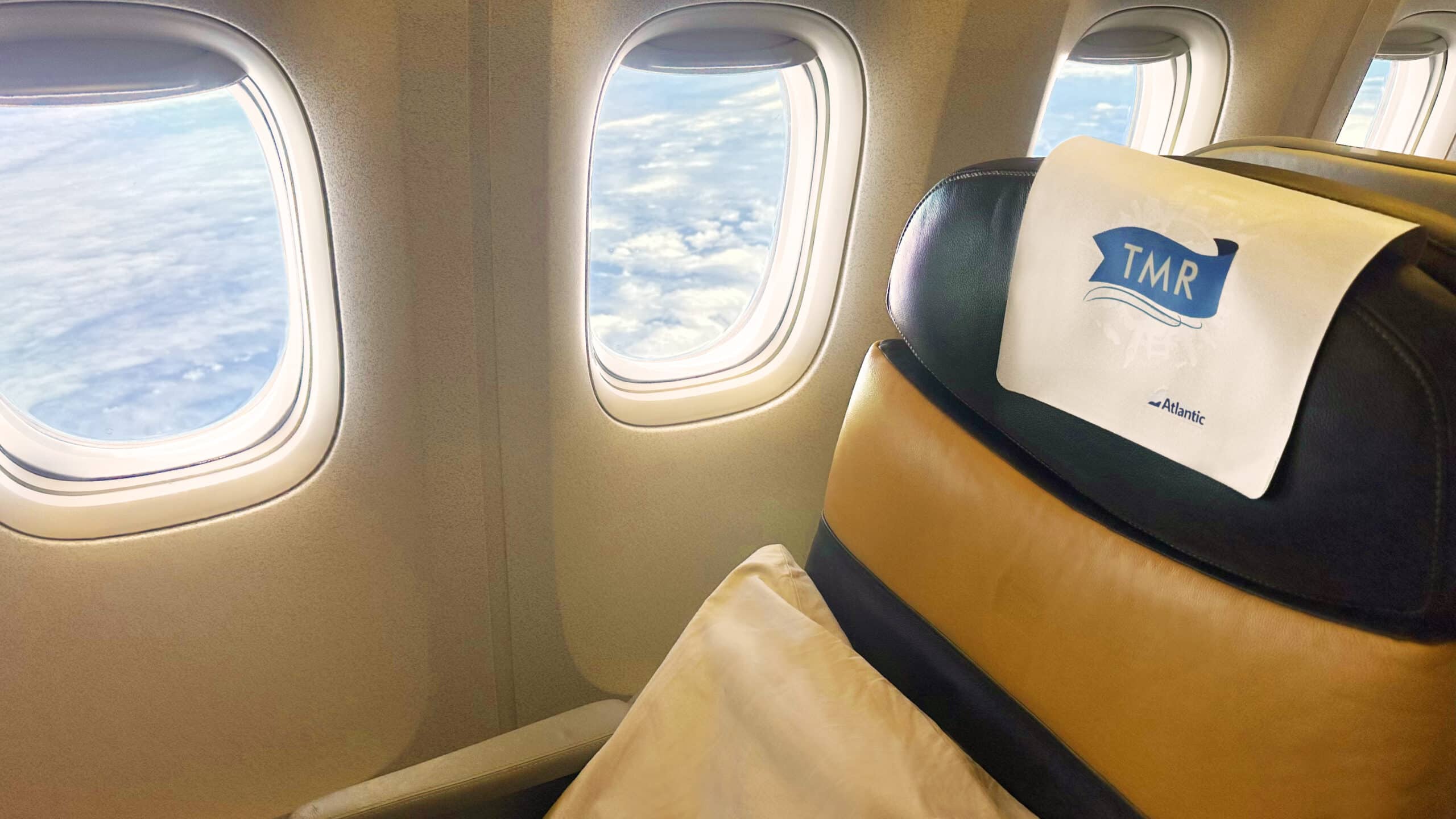 Siège confortable à bord d'un vol TMR Voyages, offrant un aperçu des cieux pour des voyages authentiques et immersifs.